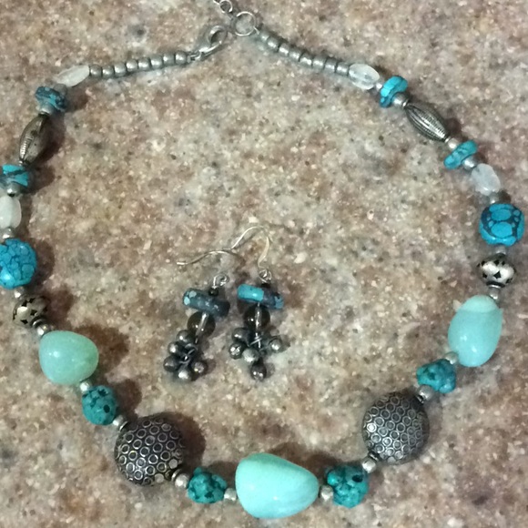 Beautiful Statement Necklace w/ Matching Earrings - Picture 3 of 9